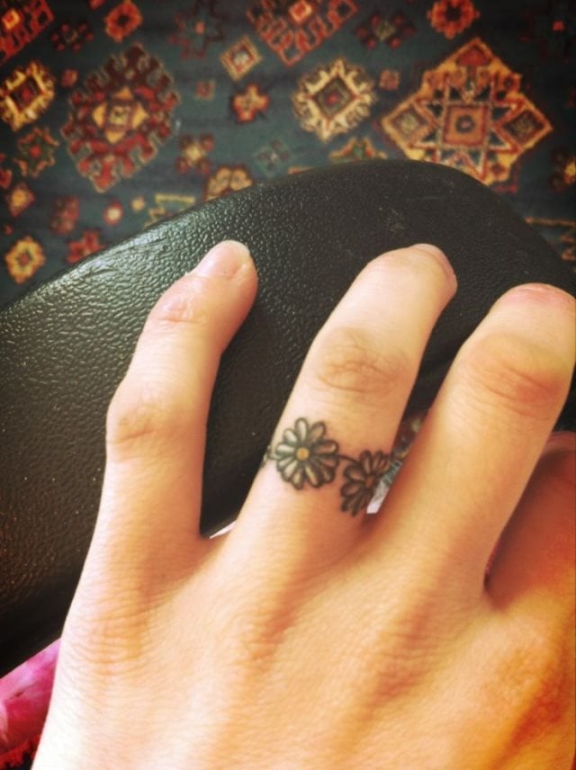 tattoo femenino en un dedo 36