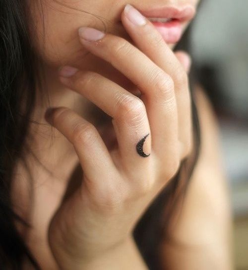 tattoo femenino en un dedo 37