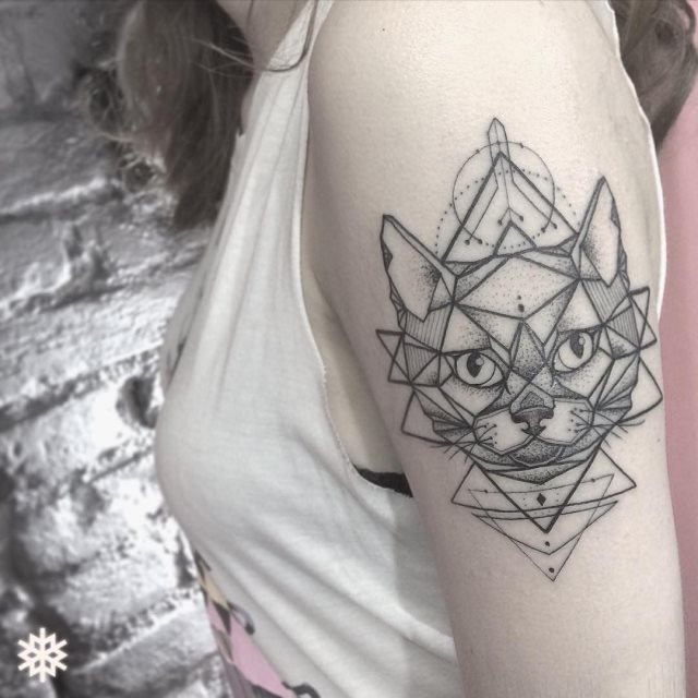 tattoo femenino estilo geometrico 04