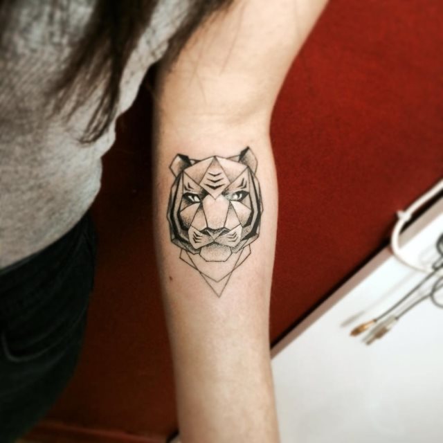 tattoo femenino estilo geometrico 12