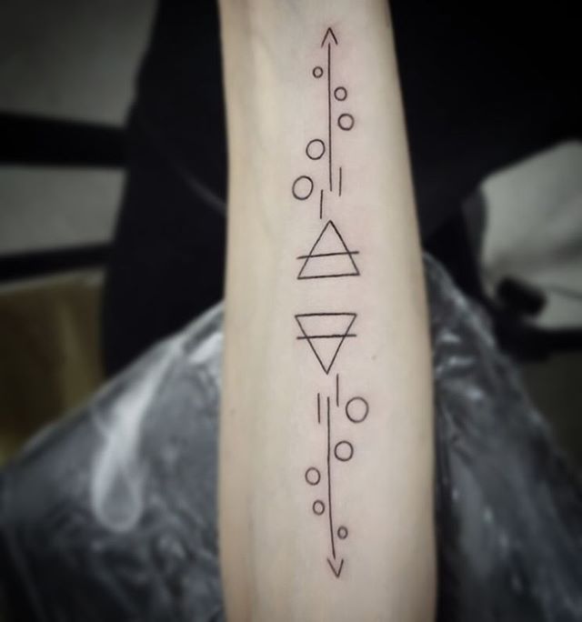 tattoo femenino estilo geometrico 13