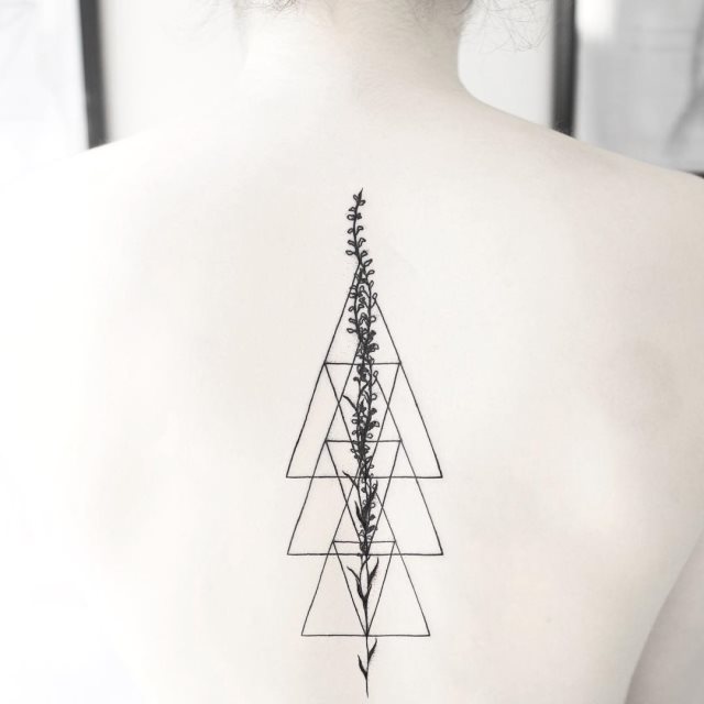 tattoo femenino estilo geometrico 17