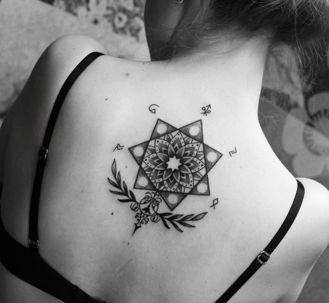 tattoo femenino estilo geometrico 24