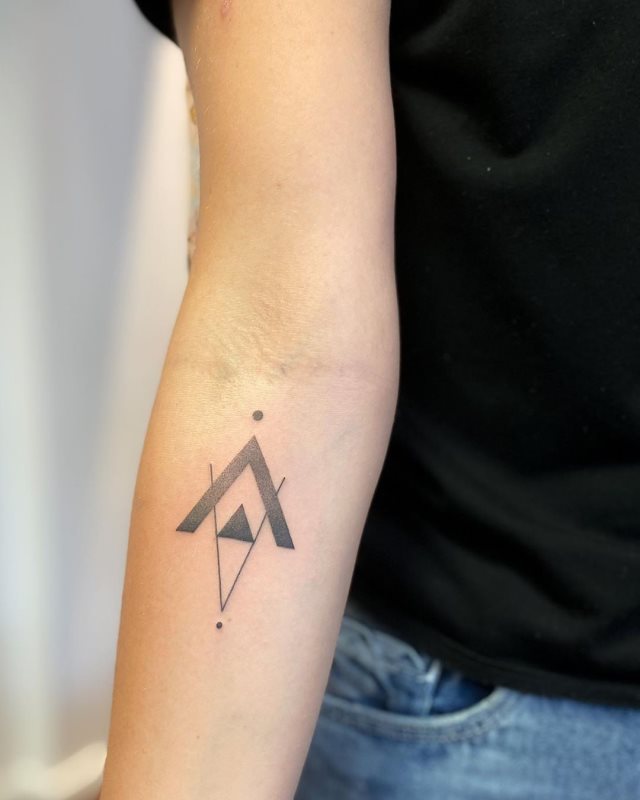 tattoo femenino estilo geometrico 35