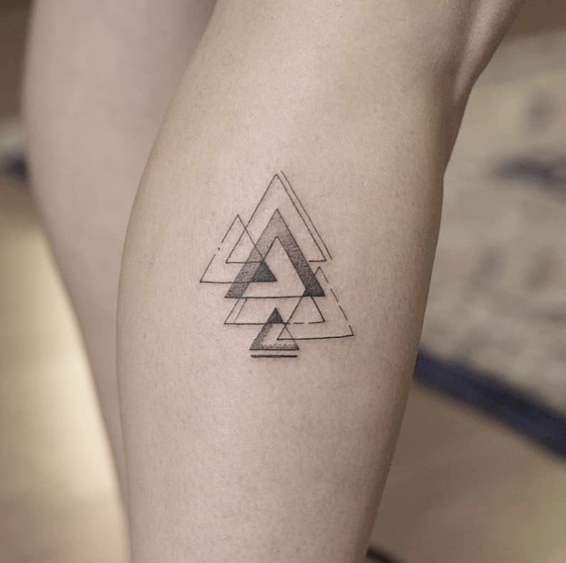 tattoo femenino estilo geometrico 39