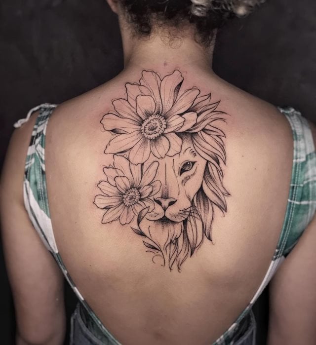 tattoo femenino leon para la espalda 01
