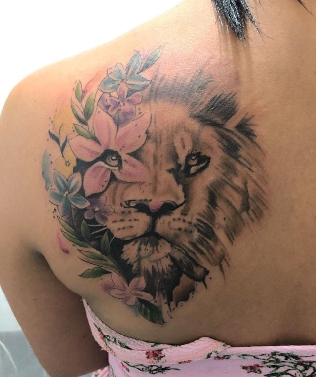 tattoo femenino leon para la espalda 02