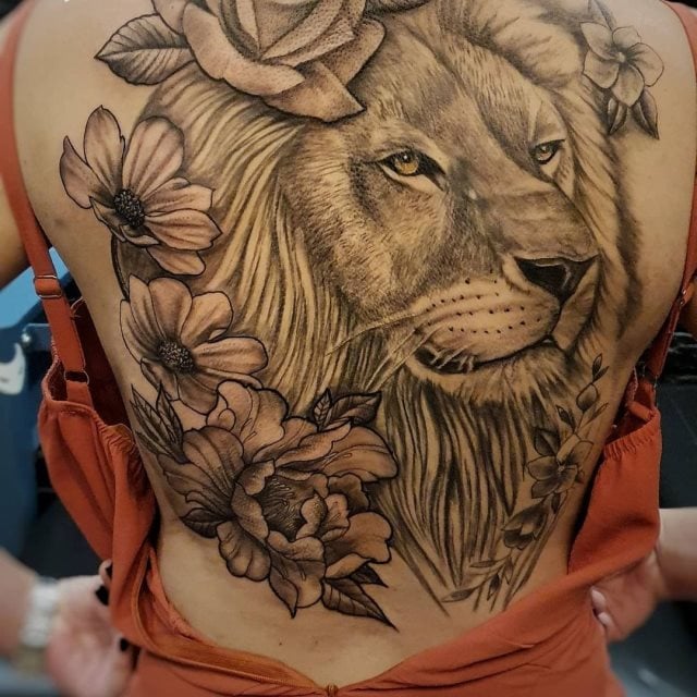 tattoo femenino leon para la espalda 03