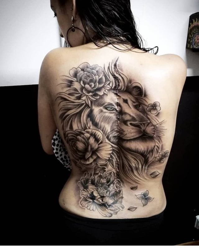 tattoo femenino leon para la espalda 04
