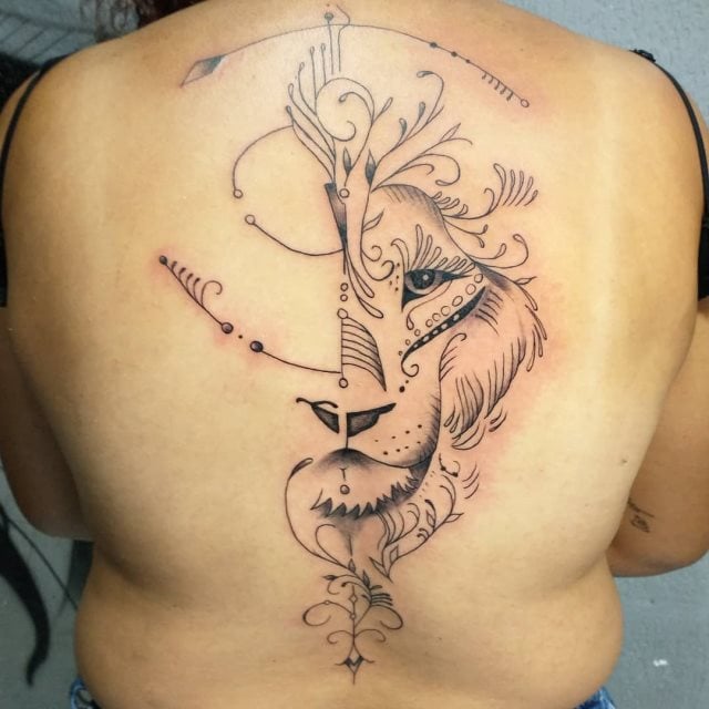 tattoo femenino leon para la espalda 05