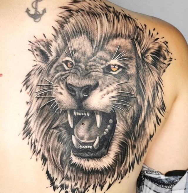 tattoo femenino leon para la espalda 08