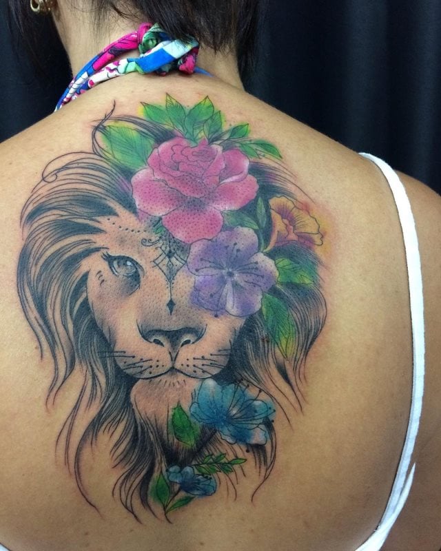 tattoo femenino leon para la espalda 09