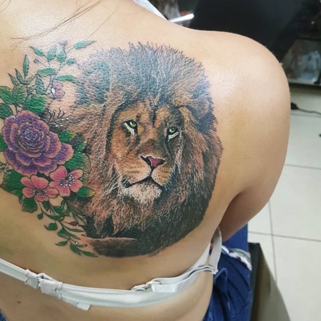 tattoo femenino leon para la espalda 11
