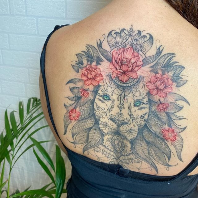 tattoo femenino leon para la espalda 12