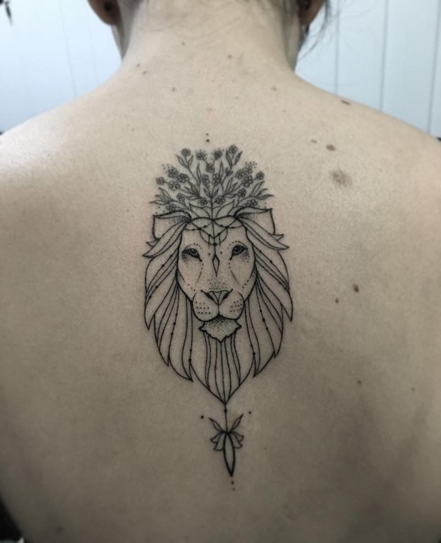 tattoo femenino leon para la espalda 13
