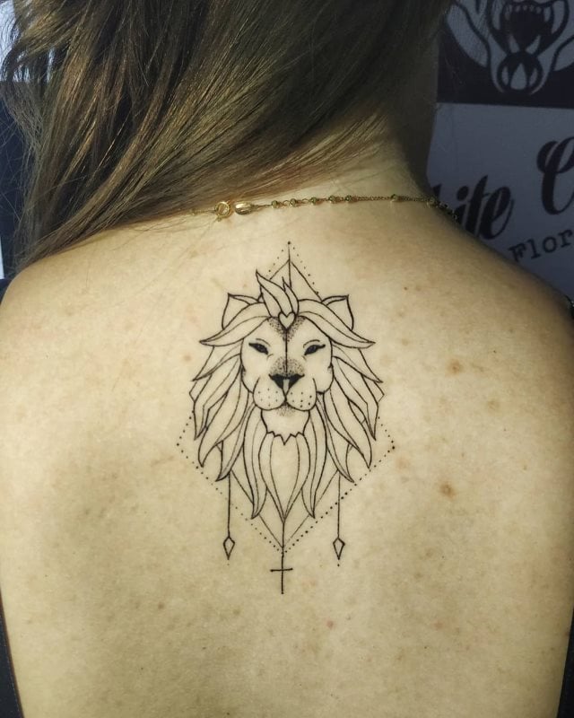 tattoo femenino leon para la espalda 14