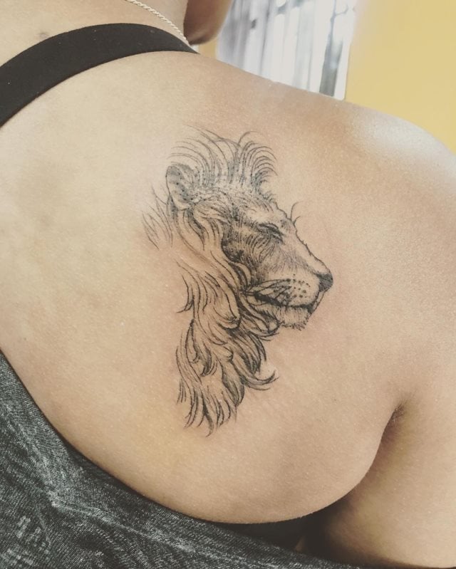 tattoo femenino leon para la espalda 15