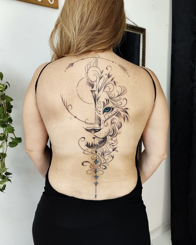 tattoo femenino leon para la espalda 16