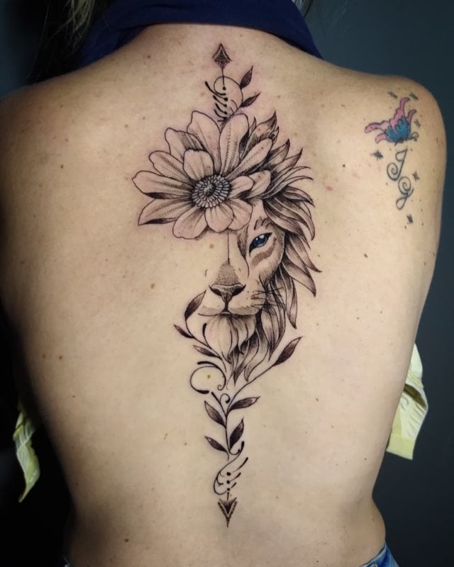 tattoo femenino leon para la espalda 20