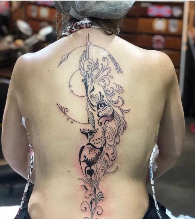 tattoo femenino leon para la espalda 21