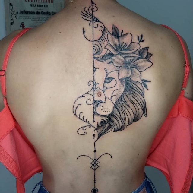 tattoo femenino leon para la espalda 24