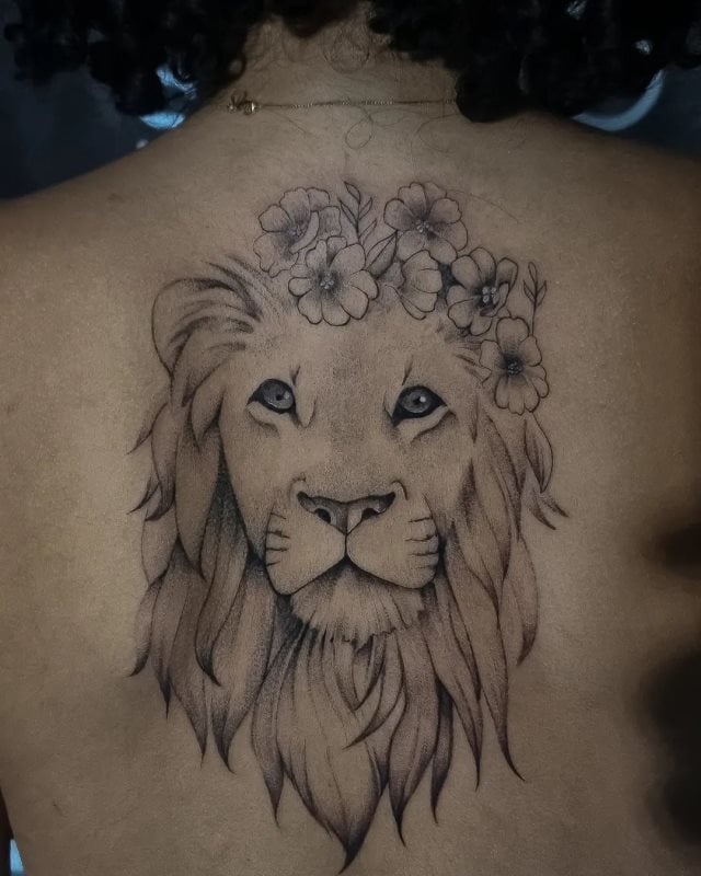 tattoo femenino leon para la espalda 30