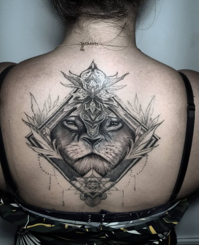 tattoo femenino leon para la espalda 31