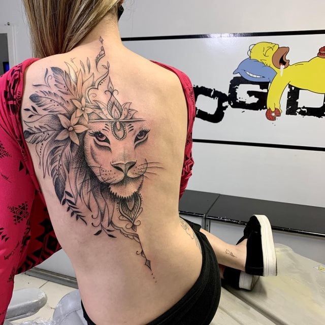 tattoo femenino leon para la espalda 32