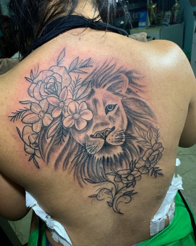 tattoo femenino leon para la espalda 33