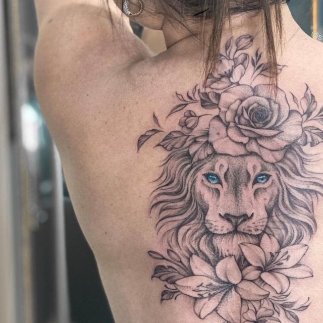 tattoo femenino leon para la espalda 34