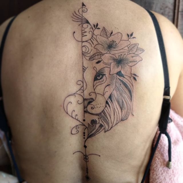 tattoo femenino leon para la espalda 35