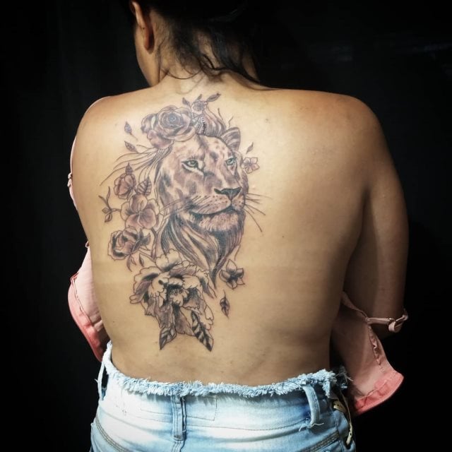 tattoo femenino leon para la espalda 38