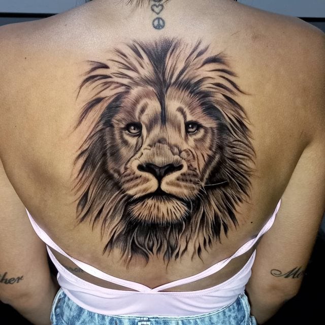 tattoo femenino leon para la espalda 40