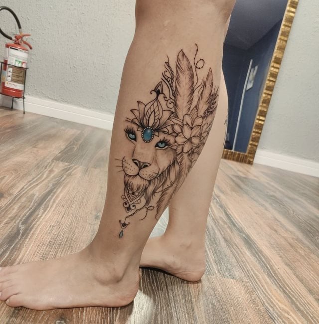 tattoo femenino leon para la pierna 02