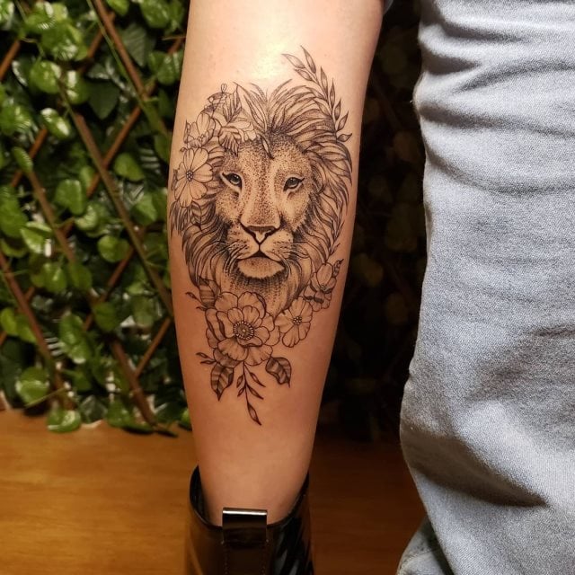 tattoo femenino leon para la pierna 03