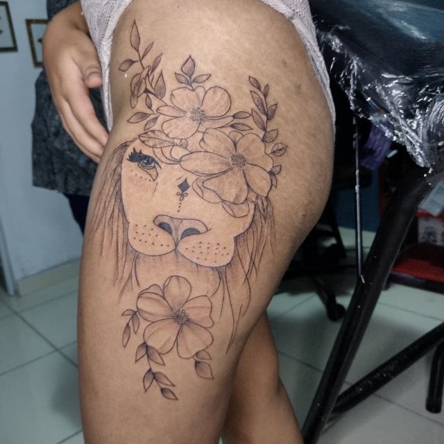 tattoo femenino leon para la pierna 05
