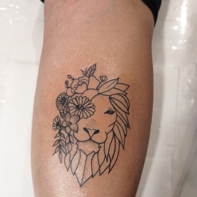 tattoo femenino leon para la pierna 07