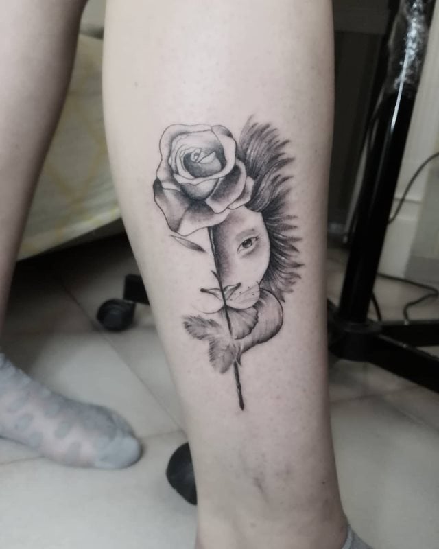 tattoo femenino leon para la pierna 08