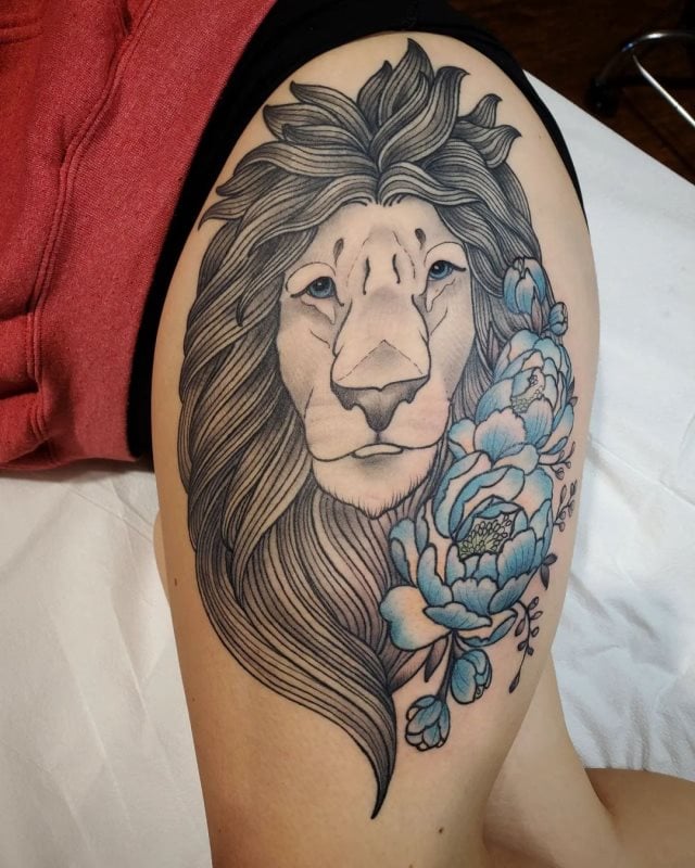 tattoo femenino leon para la pierna 11