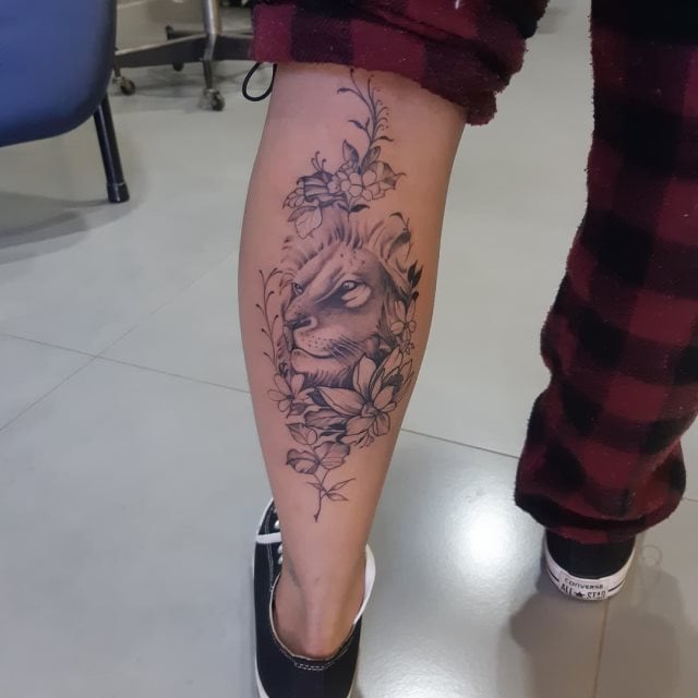 tattoo femenino leon para la pierna 12
