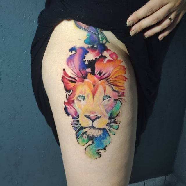 tattoo femenino leon para la pierna 18