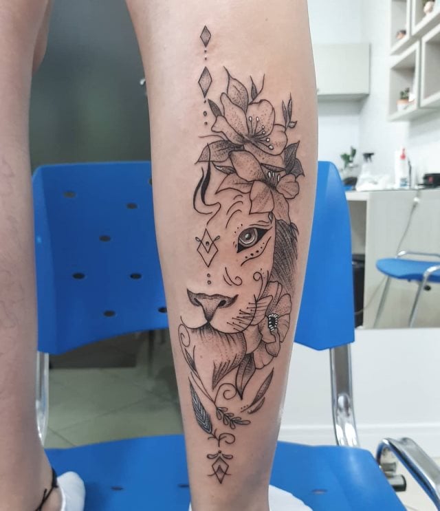 tattoo femenino leon para la pierna 25