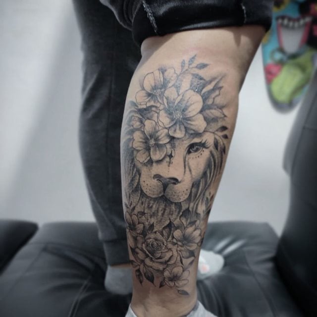 tattoo femenino leon para la pierna 26