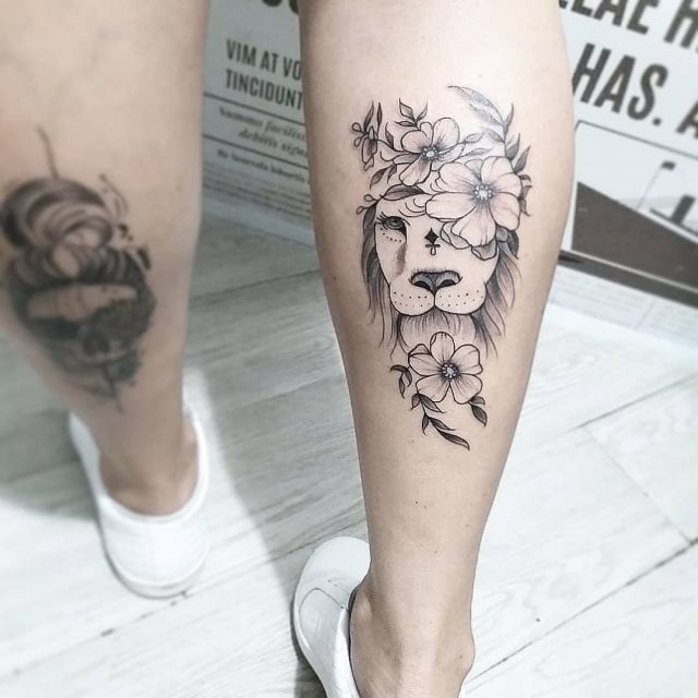 tattoo femenino leon para la pierna 37