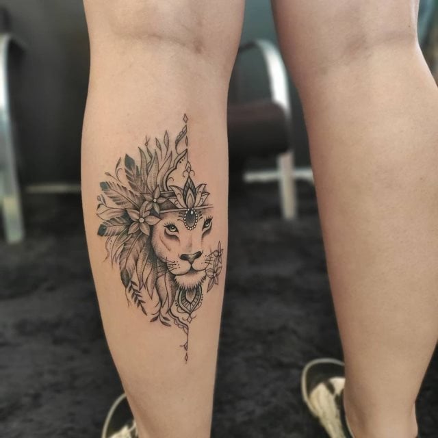 tattoo femenino leon para la pierna 42