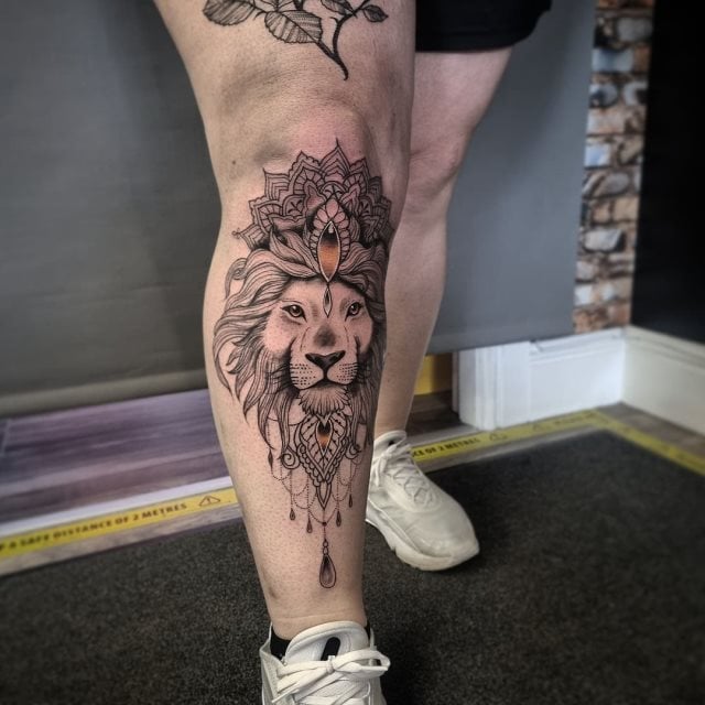 tattoo femenino leon para la pierna 43