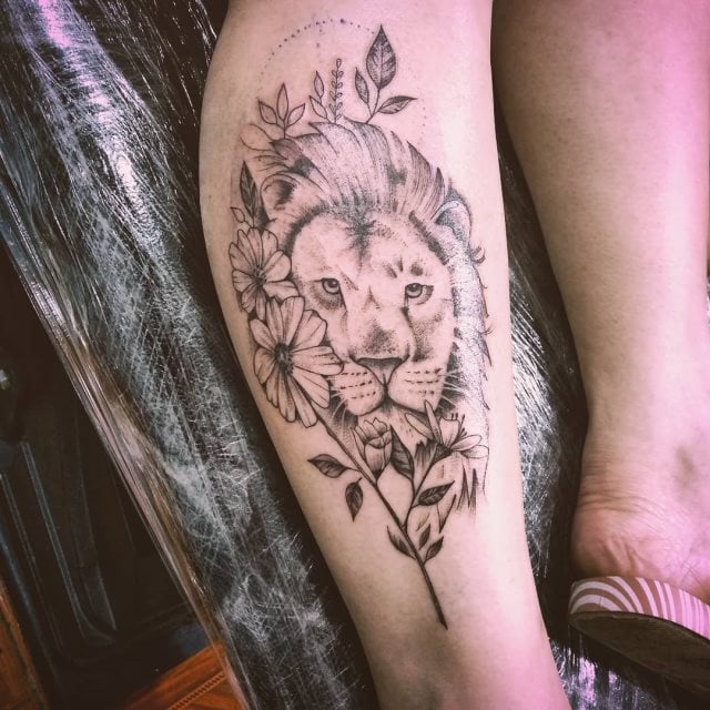 tattoo femenino leon para la pierna 45