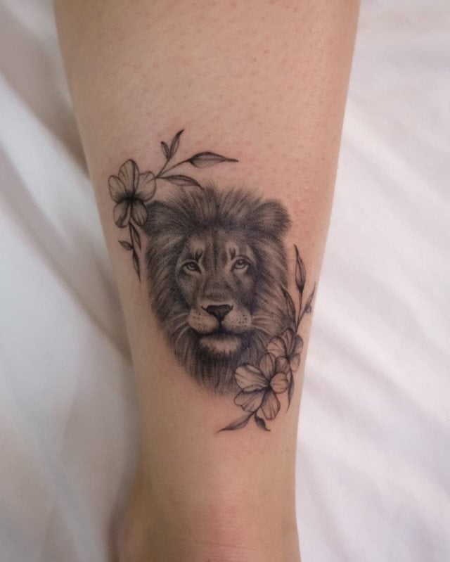 tattoo femenino leon para la pierna 46