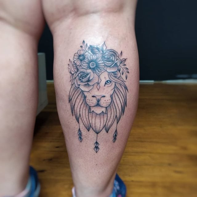 tattoo femenino leon para la pierna 47