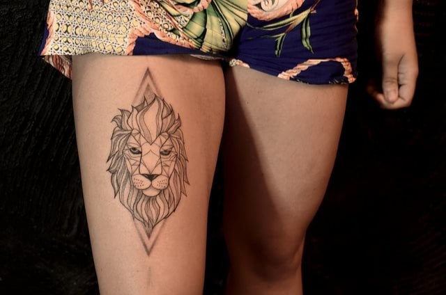 tattoo femenino leon para la pierna 50